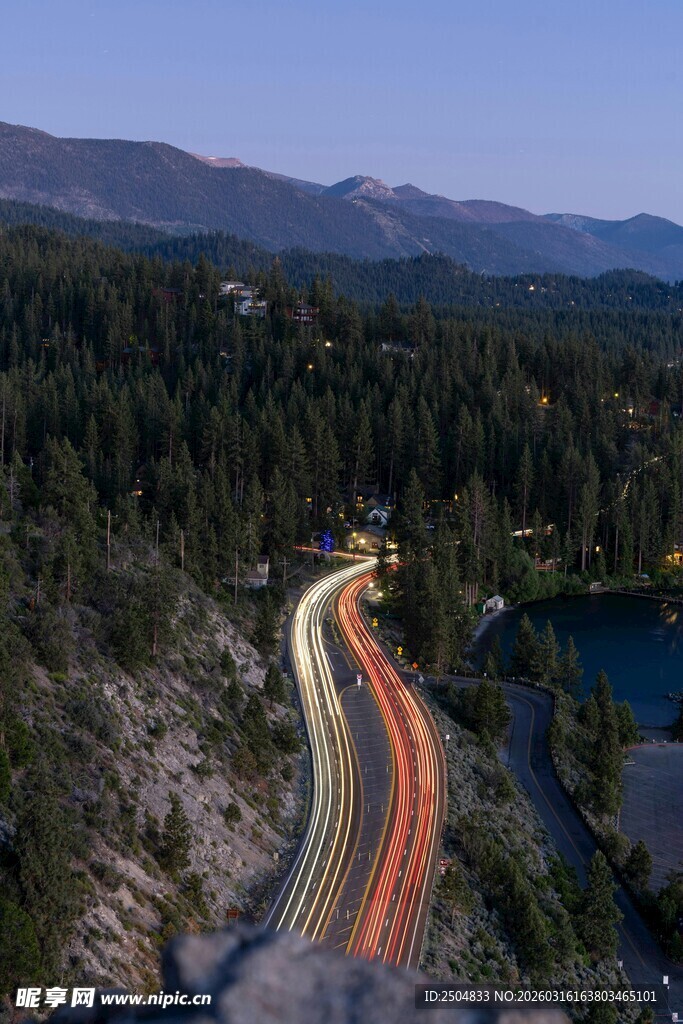 山间蜿蜒公路的美丽景致