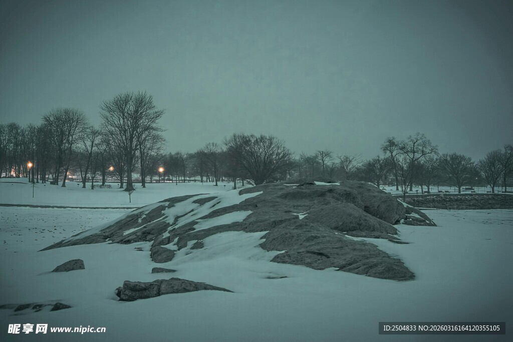 冬日雪景中的宁静岩石景观