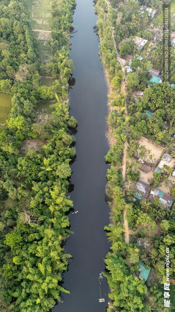 俯瞰葱郁河道景观