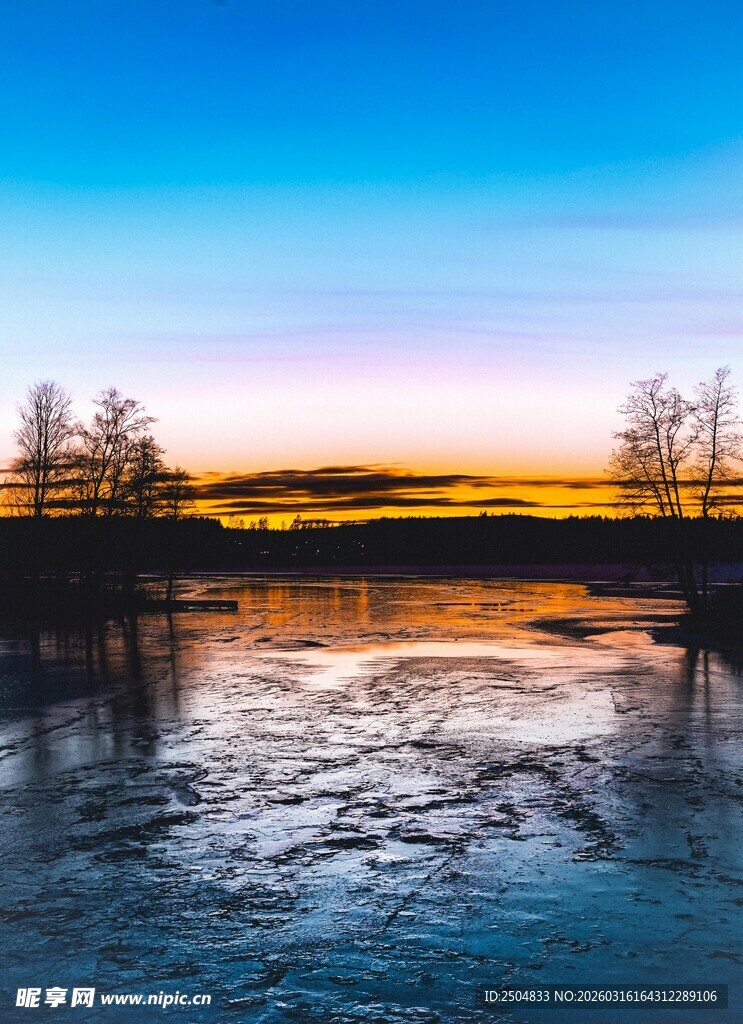 夕阳下的宁静河畔风光