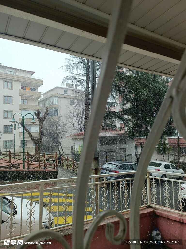 阳台外的城市景象