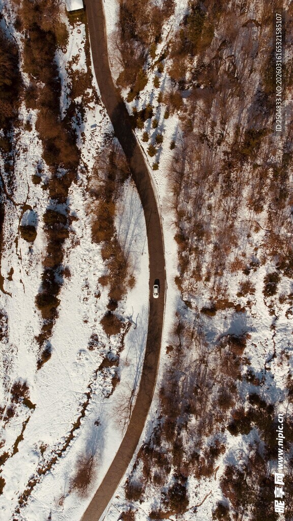 蜿蜒雪覆山路景观
