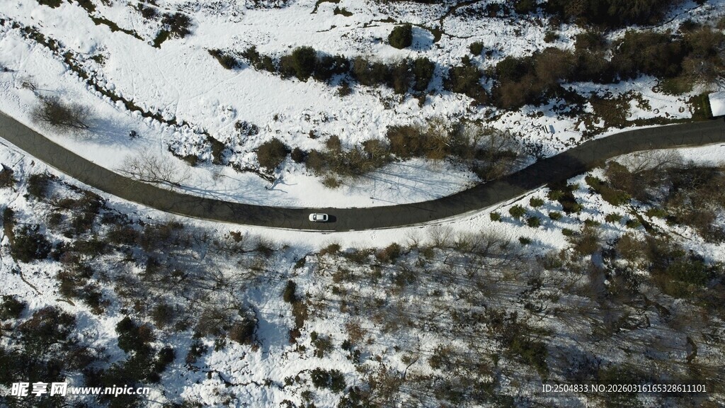雪覆山间蜿蜒公路