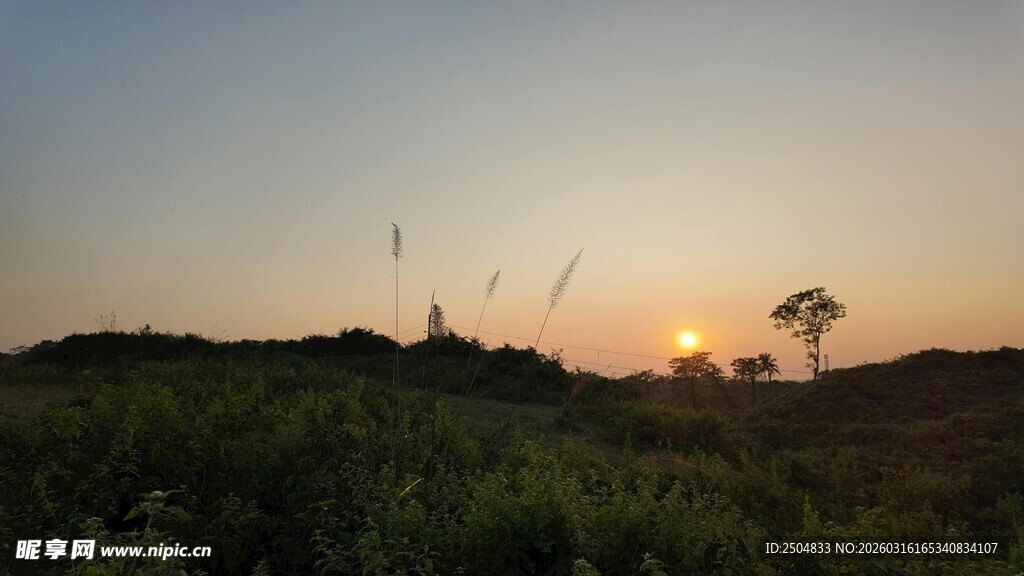 日落时分的郊野风光