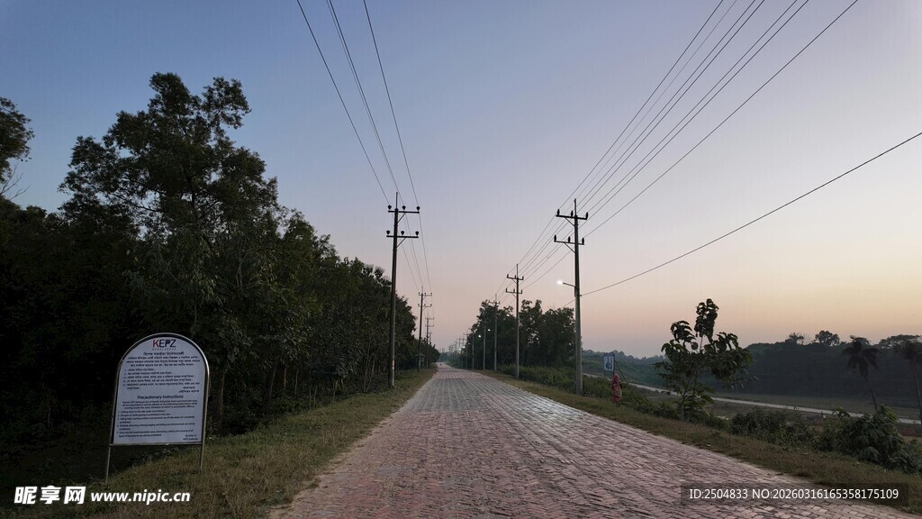 乡村小道旁的墓碑