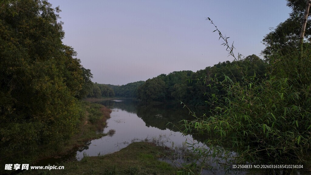 宁静河畔的自然风景
