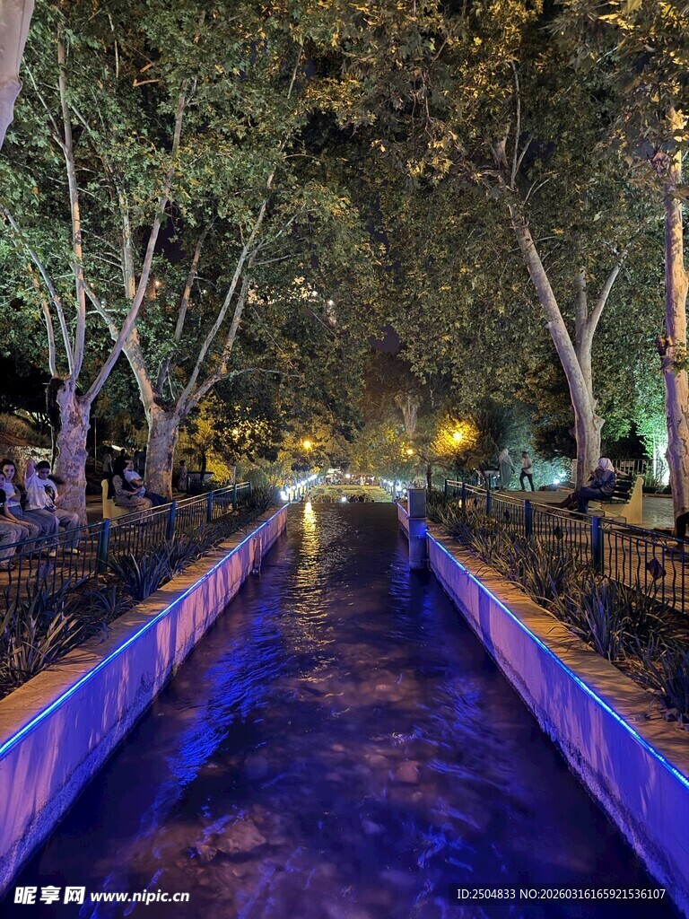 夜晚河畔的梦幻蓝色水道