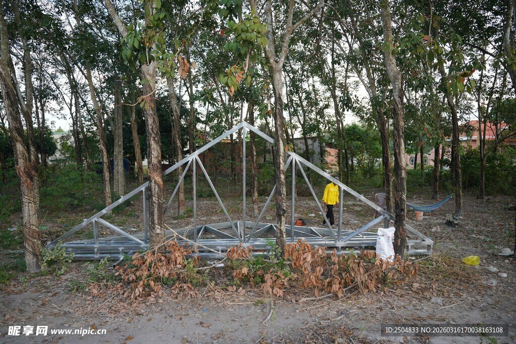 户外搭建的简易结构设施