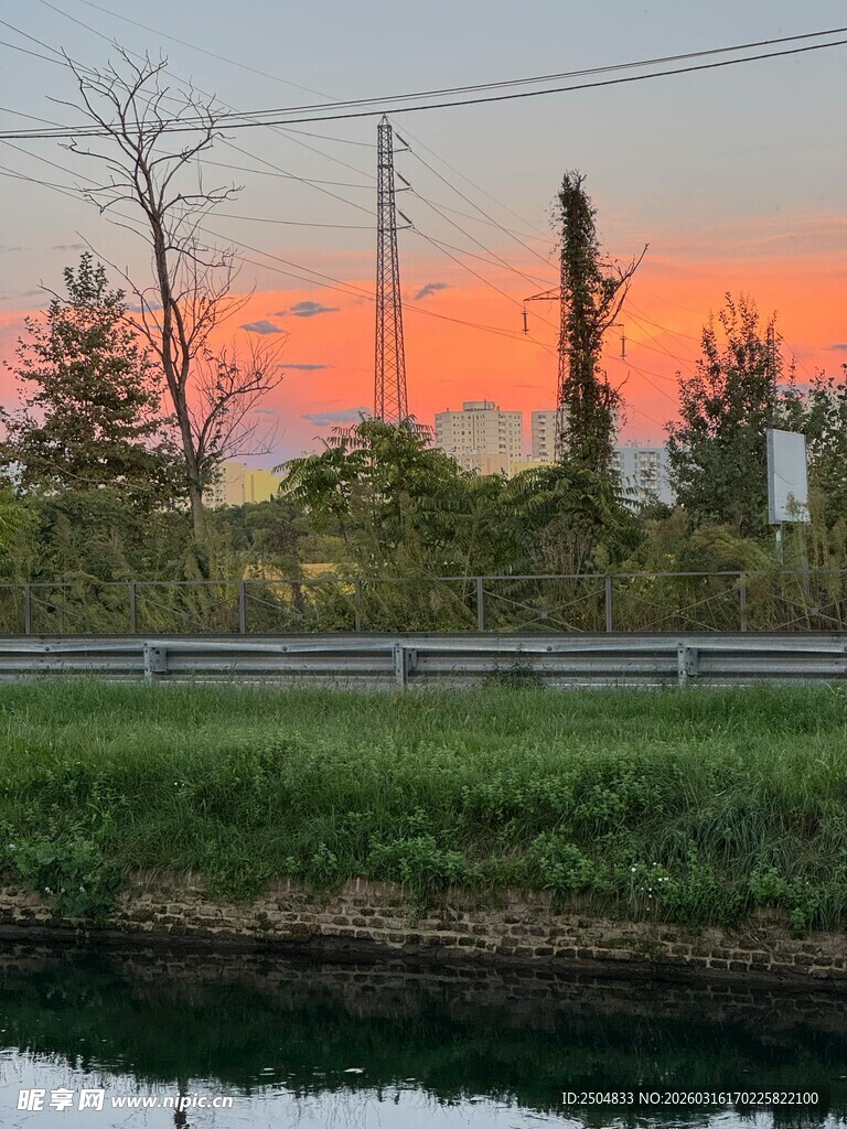 夕阳下的河畔风景