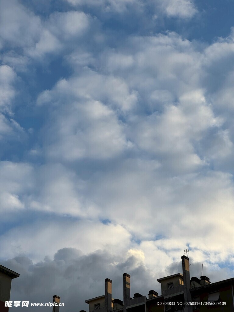 蓝天白云下的屋顶景致