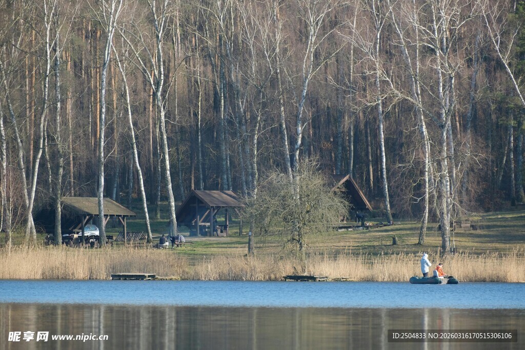 湖畔林间小屋静谧风光