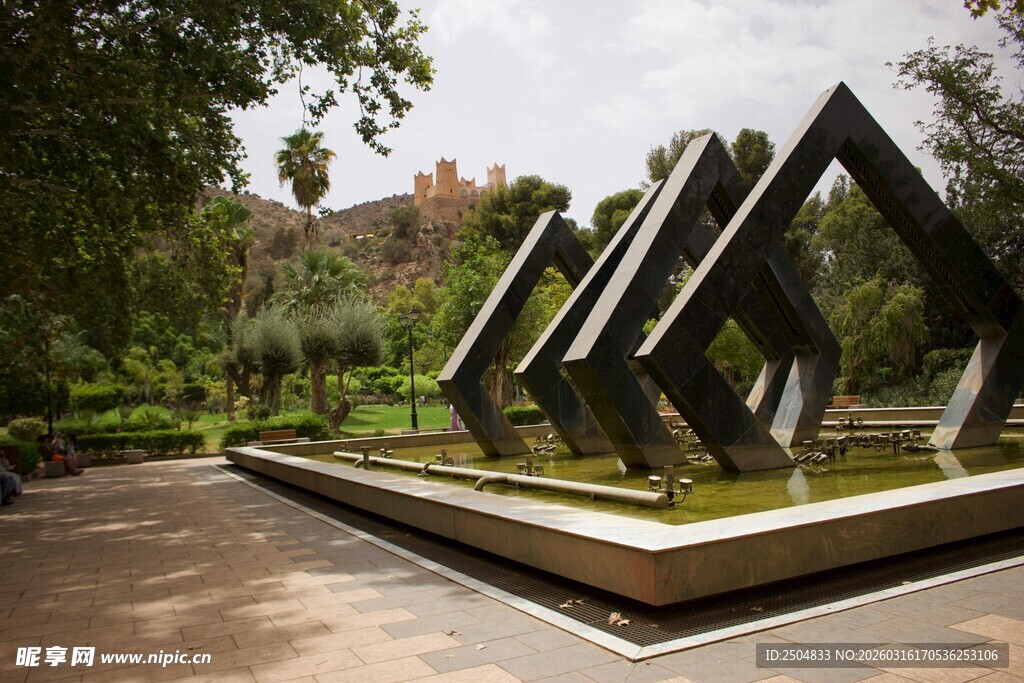 现代艺术雕塑于园林景观