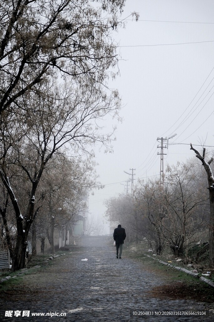 雾中漫步路 两人身影