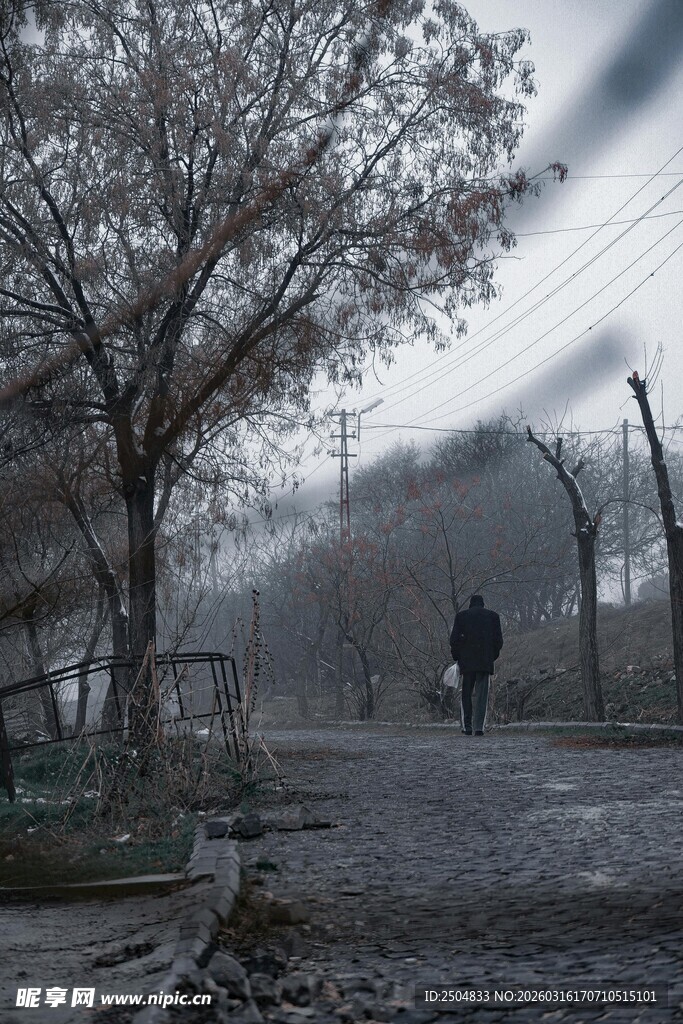 雾中独行的孤寂身影