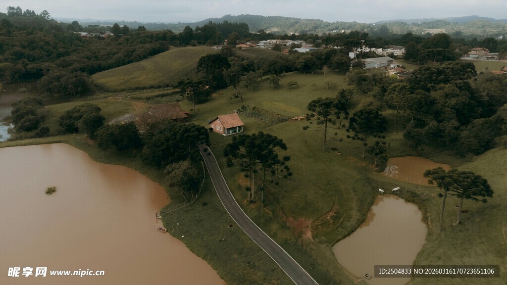 乡村河畔风景俯瞰图
