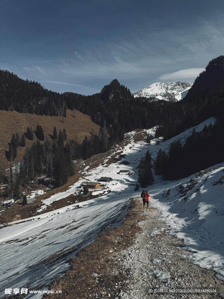 冬日山间冰雪覆盖的小路