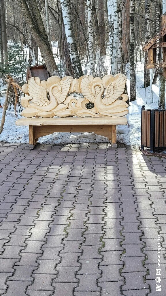 冬日户外砖砌地面与长椅
