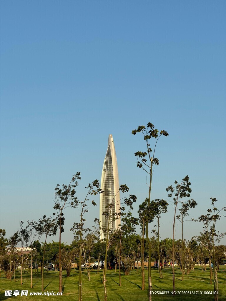 城市绿地中的尖顶建筑