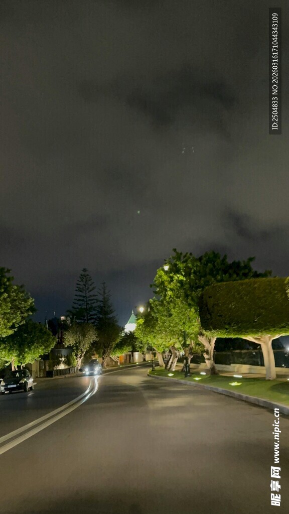 夜晚静谧街道景象