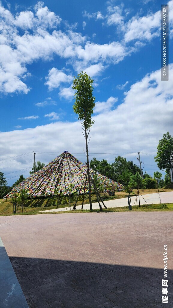 户外开阔地的独特建筑景观