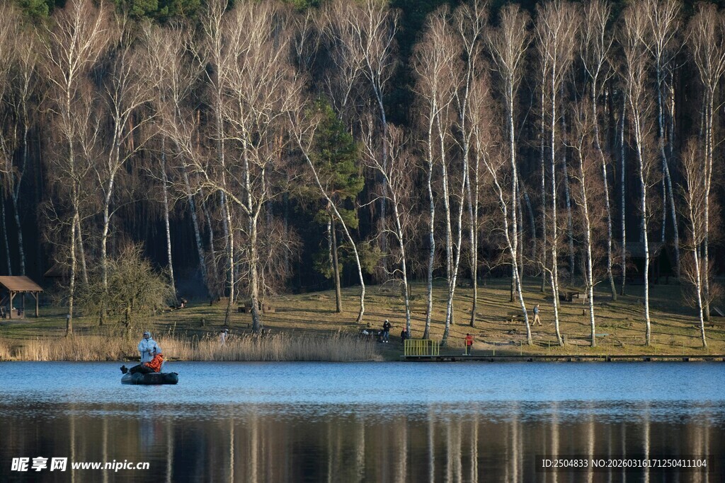 湖畔孤舟 静谧自然之景