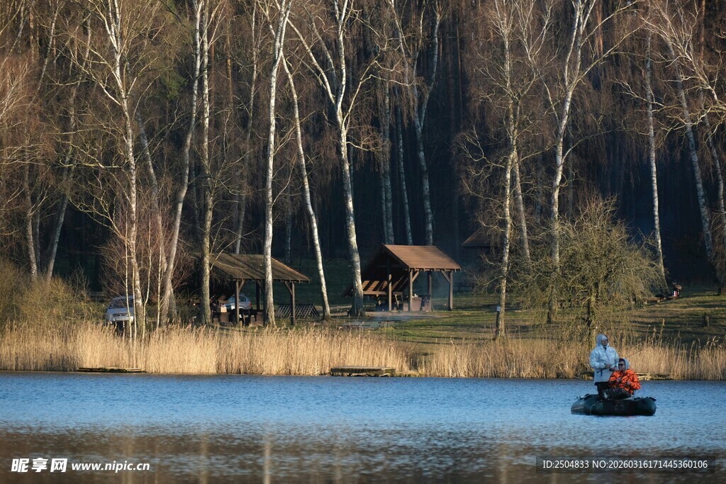 湖畔小船景 宁静自然美
