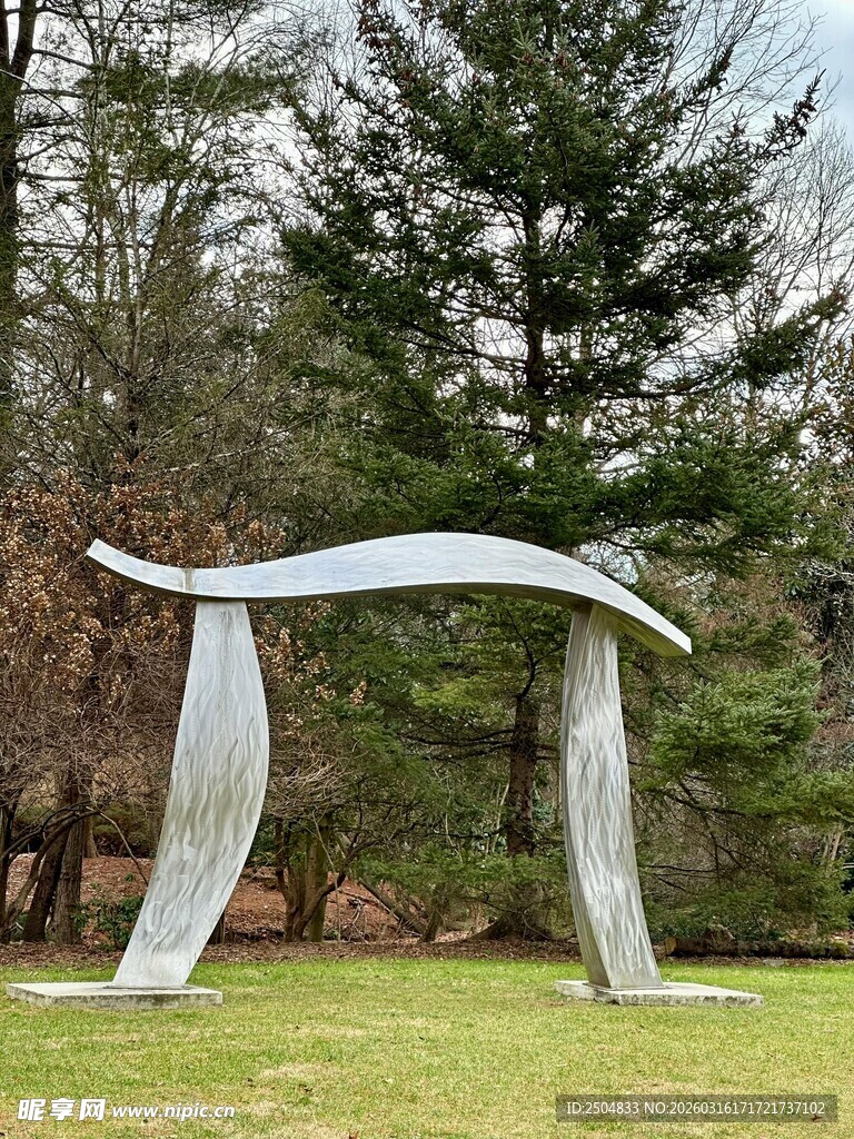 户外草地抽象金属雕塑