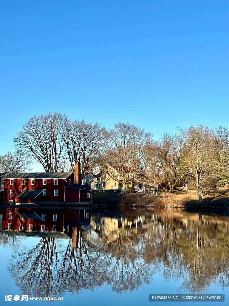 河畔冬日风景倒影如画