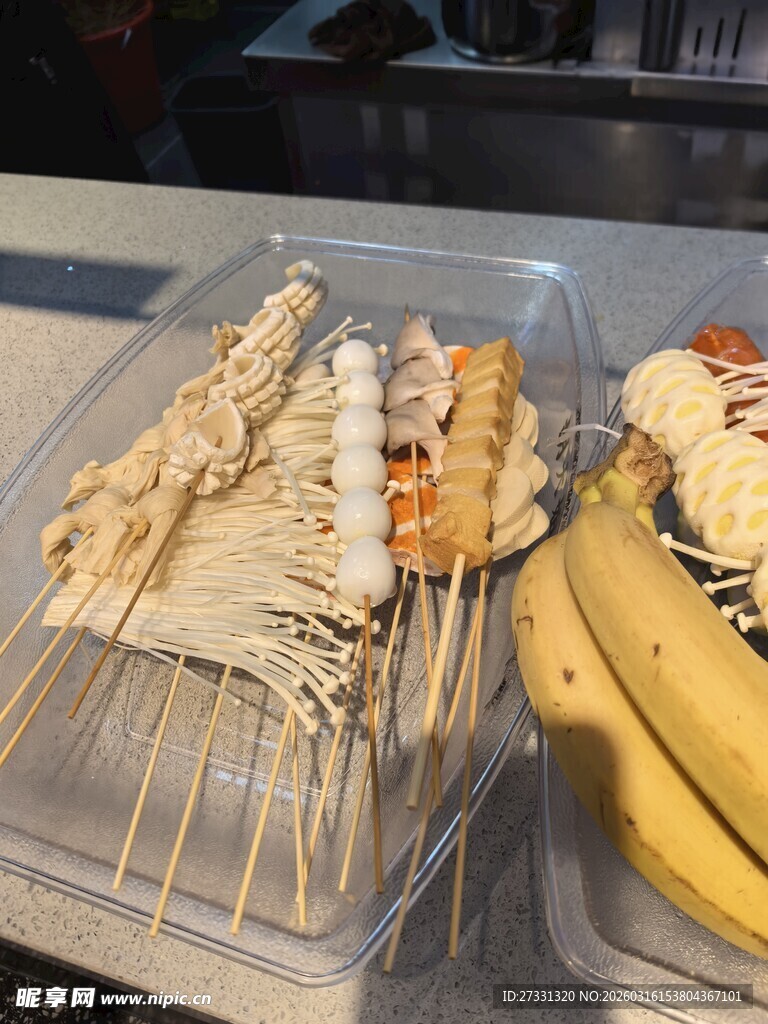 美味烤串与香蕉诱人呈现