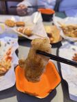 筷子夹起的美味炸物