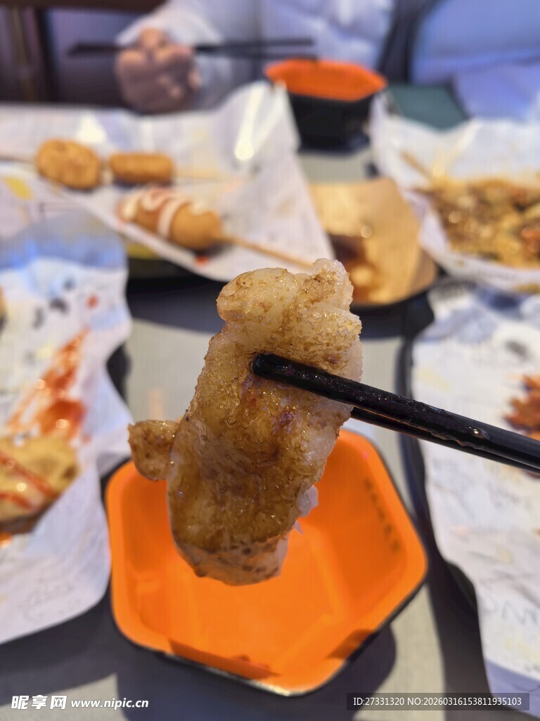 筷子夹起的美味炸物