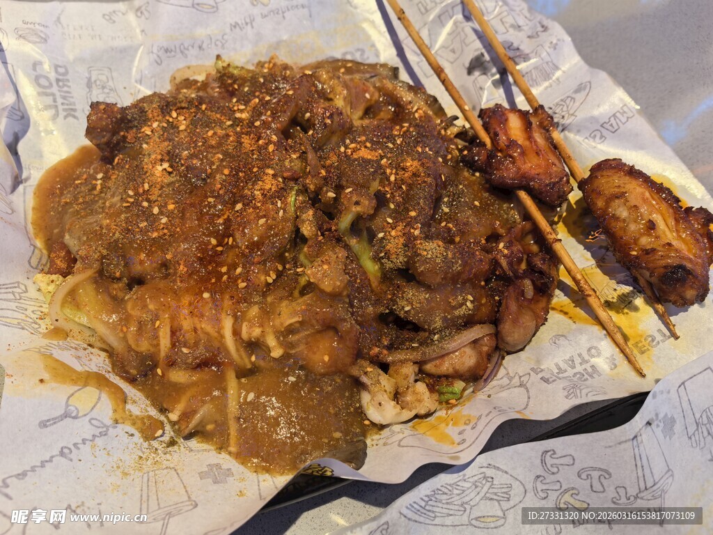 美味肉酱意面搭配烤物