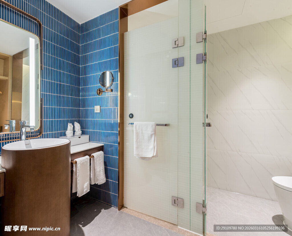 现代简约风蓝色调浴室