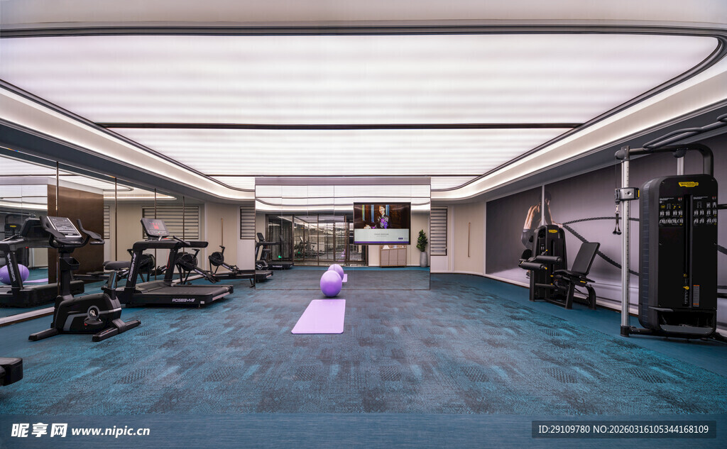 现代健身房内部全景