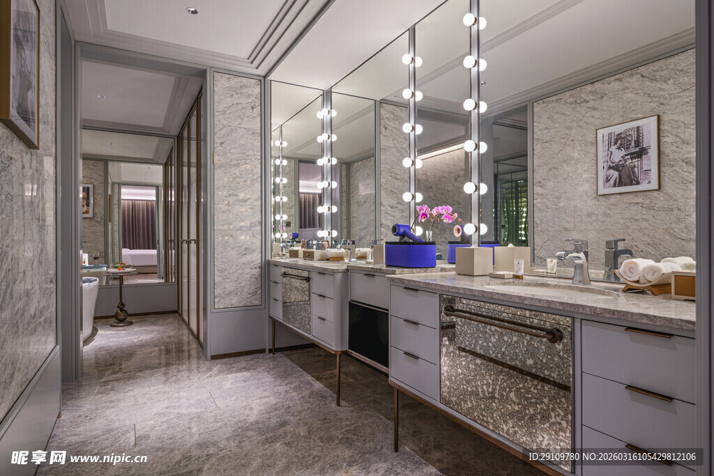 现代奢华双洗手台浴室