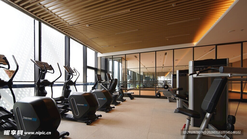 现代健身房内景与健身器材