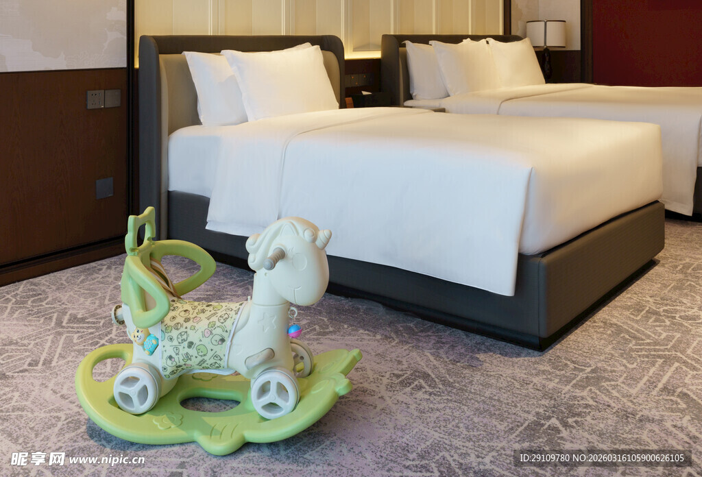 酒店房间内的婴儿摇摇椅