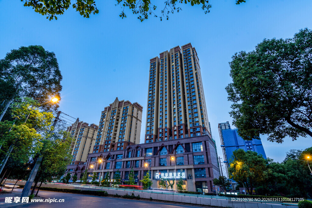 城市夜幕下的繁华建筑群