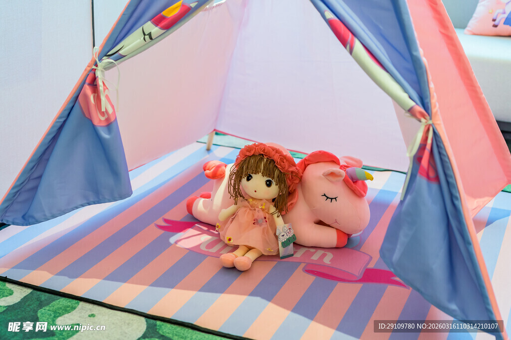 萌娃在帐篷内玩耍