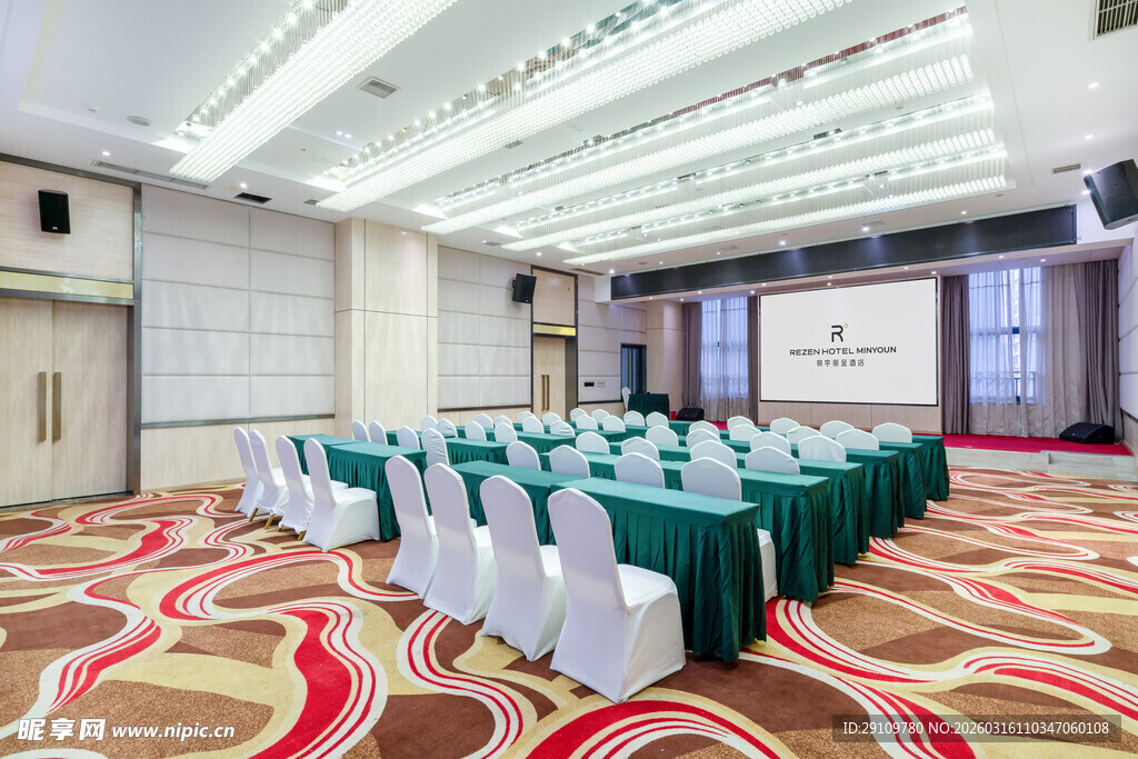 宽敞会议室桌椅整齐摆放