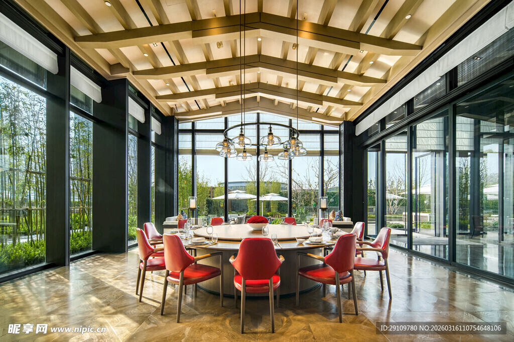 现代玻璃房内的会议场景