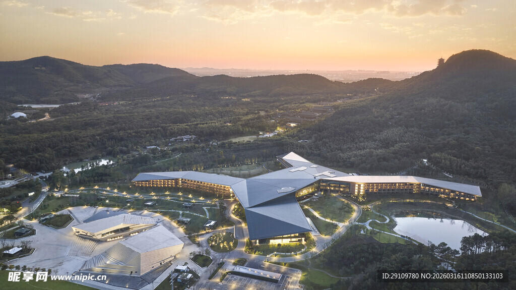 夕阳下的现代建筑群景观