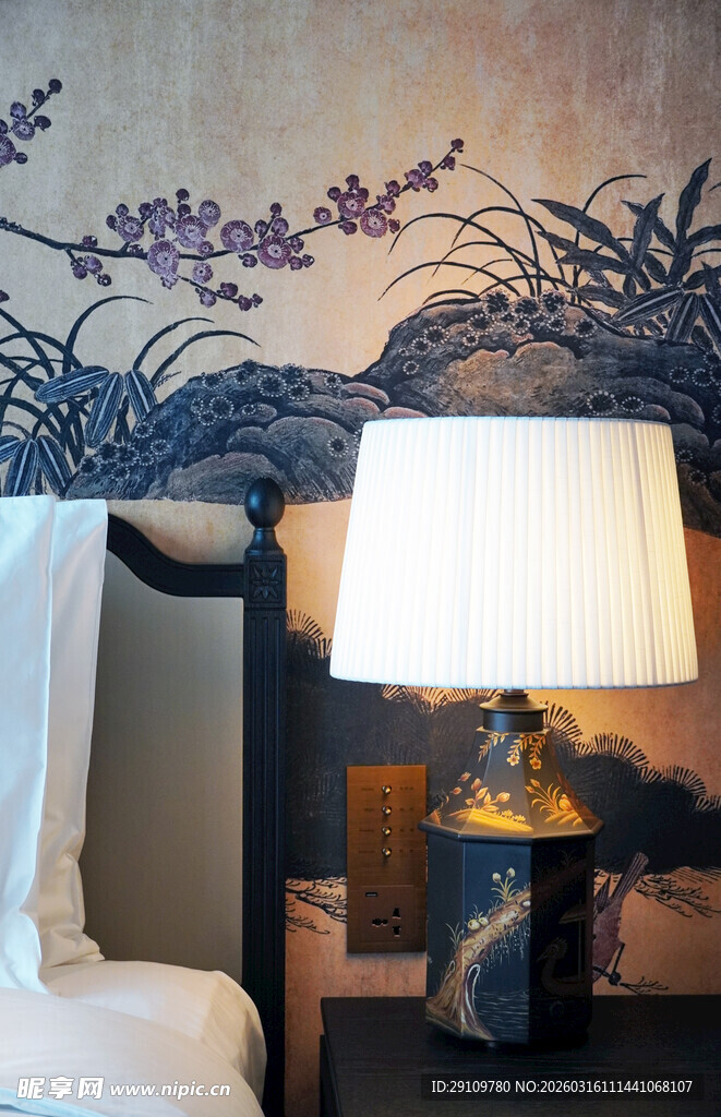 中式卧室台灯与墙饰景观