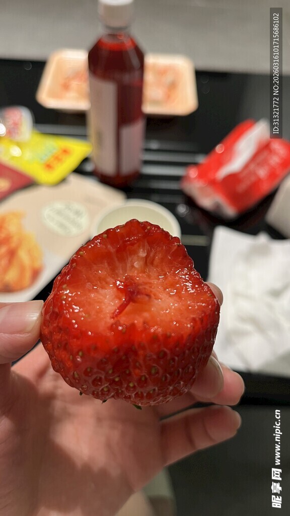 手捧新鲜诱人草莓果