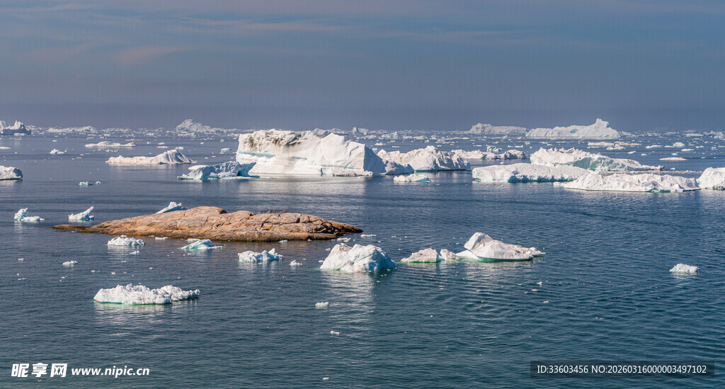 海上漂浮的壮观冰山景观
