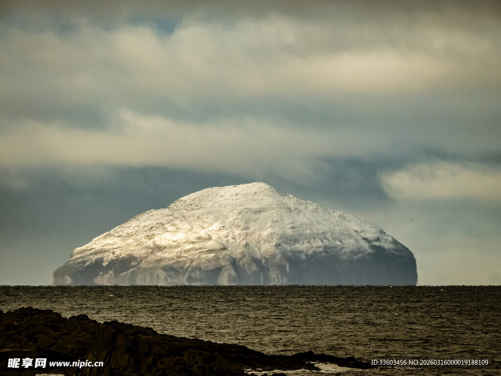 海上孤峰云雾缭绕