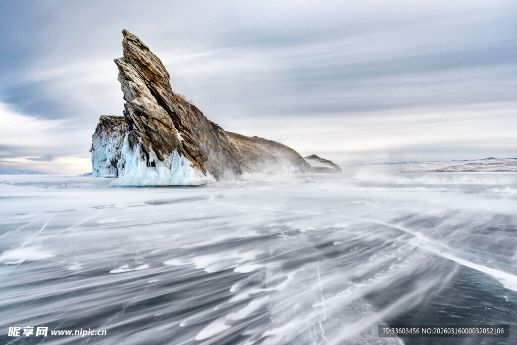 海上孤耸冰山