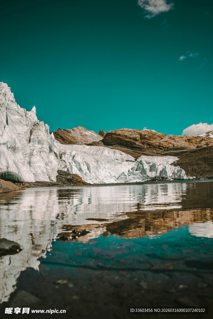壮丽冰川倒影于静谧湖水