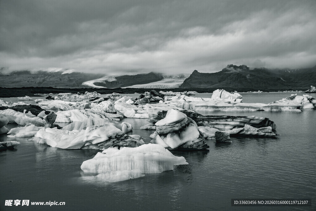 冰川漂浮在水域的景象