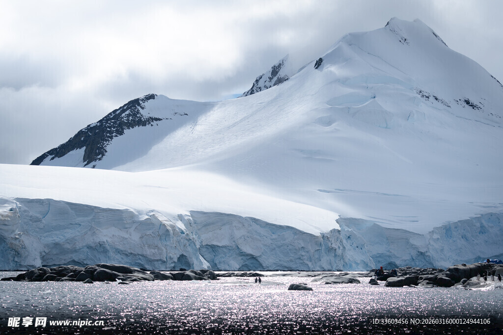 壮丽雪山下的宁静水域